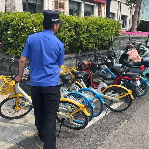 贡院城管站积极整理共享单车，以确保城市交通秩序和环境整洁。