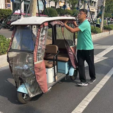 贡院城管站积极行动，对辖区无序电动车进行整理