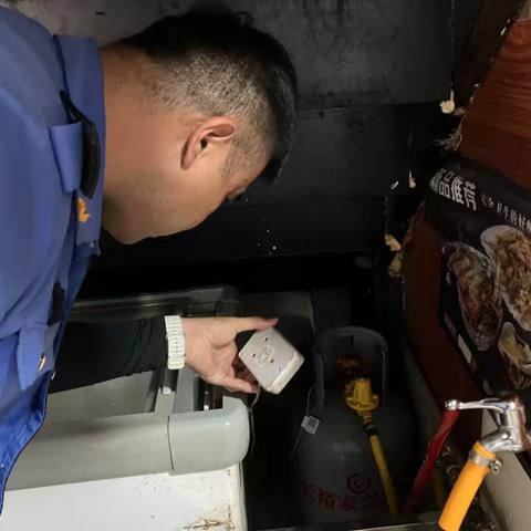 贡院城管站开展商户环境卫生及油烟净化器清洗检查工作