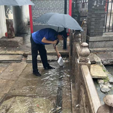 在暴雨频发的季节，贡院城管站全力以赴防汛工作。