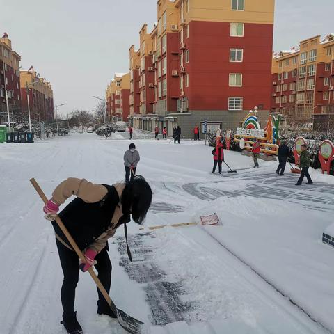 立春第一场雪，炒米村全体工作人员及公益岗打扫道路积雪忙