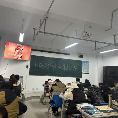 《传爱国精神，担青春使命》