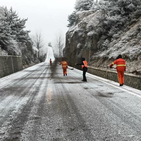 晋城公路分局：雪情为令火速行动，高效除冰护路保通行