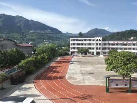 做儒雅之人 成大爱之才 鹤峰县铁炉白族乡中心小学义务教育优质均衡发展工作纪实