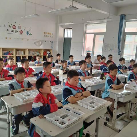 激发无限潜能  点亮童年回忆 ——来集镇中心小学乐高社团