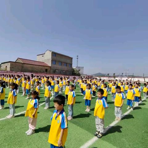 爱心捐赠暖童心 夏日校服传真情