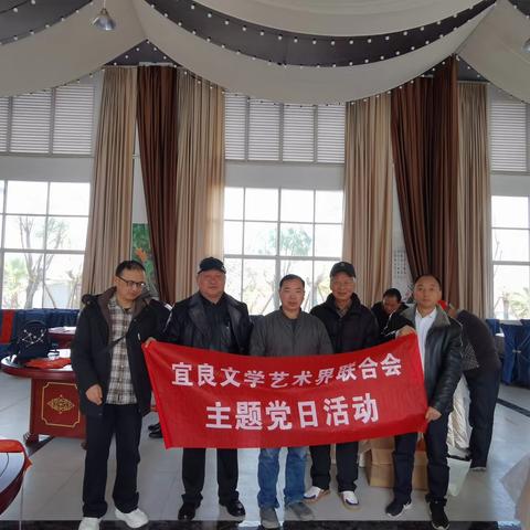 宜良县书法家协会到宜良县花卉产业联合会开展送春联活动