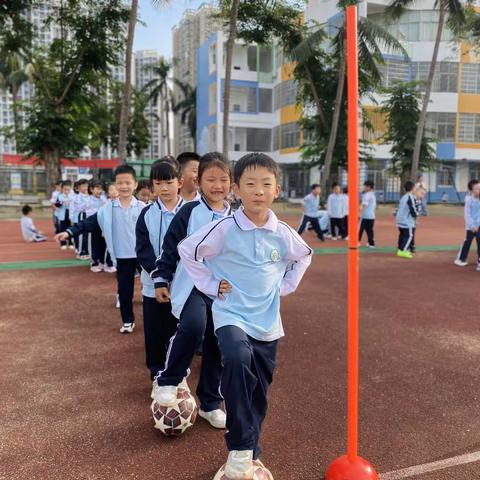 绿茵逐梦，“足” 够精彩 —— 海南师范大学附属小学一（4）班“运球绕杆赛事”夺冠之战