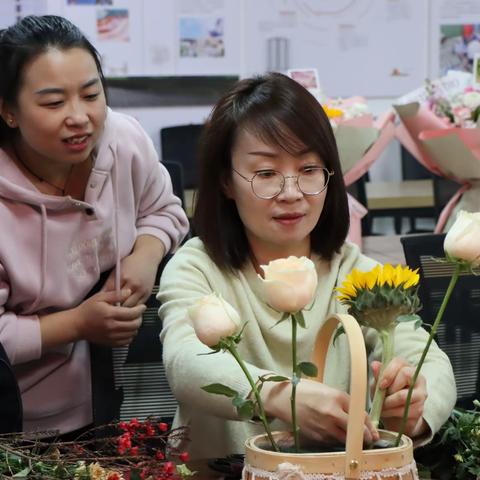 河南君宸置业有限公司 “赴春天之约 绽巾帼芳华” 庆三八艺术插花主题活动