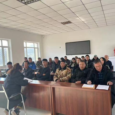 12月20日，靠山村党支部书记毕秀丽领学了“党的二十届三中全会精神， 习近平总书记在中共中央政治局第十七次集体学习时的重要讲话和在省部级主要领导干部学习贯彻党的二十届三中全会精神专题研讨班开班式上的重