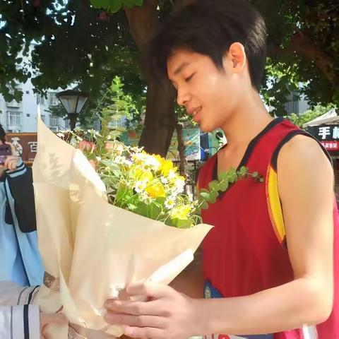 挥洒汗水的运动员——拥抱鲜花和掌声 桂华高级中学高一（1）班编辑部