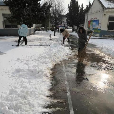 天降瑞雪，闻雪而动，邢口教师在行动