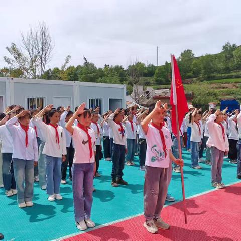 红领巾爱祖国——吹麻滩镇中庄小学庆六一少先队员入队仪式暨趣味运动会