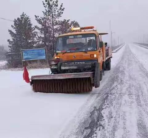 除积雪 保畅通 为人民群众出行保驾护航