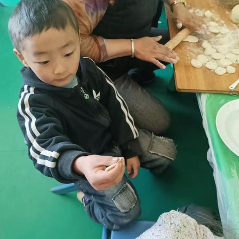 幼儿园包饺子亲子活动