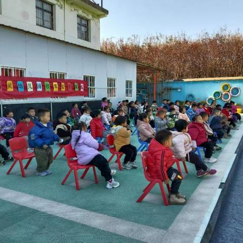 为进一步加强幼儿园校车安全管理，加强对校车安全知识的宣传、教育，提高师幼应对突发事件的反应能力和自救自护能力，近日，高陵区小精灵幼儿园开展了校车消防安全应急演练活动。