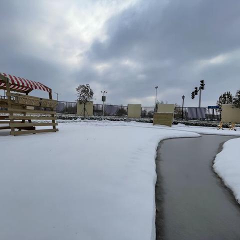 瑞雪纷飞铺锦绣 扫雪除冰启新程——濮阳县机关第四幼儿园扫雪暖心行动