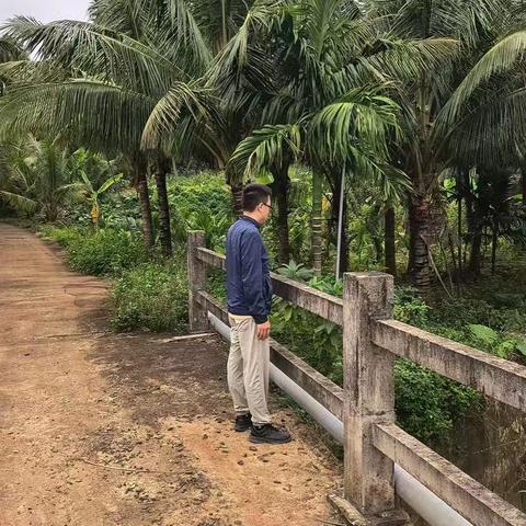 陶坡村网格员开展巡河工作
