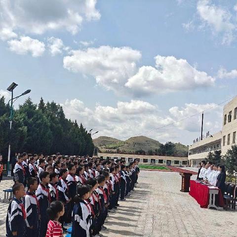 秋风为序启征程，奋楫前行谱华章——靖边县席麻湾九年制学校2025年秋季学期开学典礼