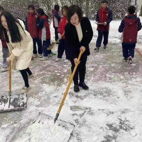 【芮城德育动态】 一群人-用爱融化冰雪  一条心-用情筑路安全 ---芮城中心校幼教人扫雪除冰在行动