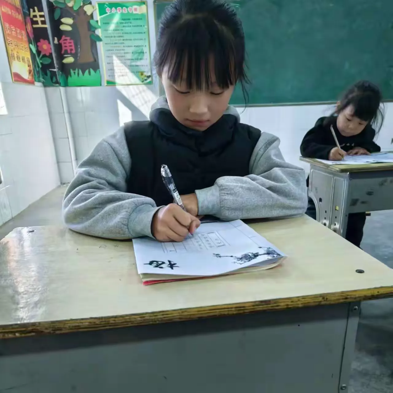简篇-写好中国字,做好中国人 ---卢厂小学书法比赛纪实