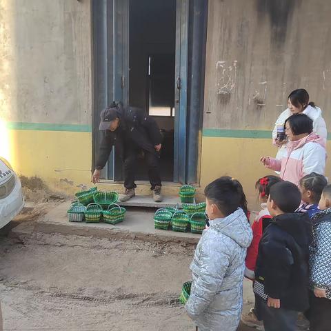 “老党员叔叔与孩子们的环保♻️之旅”—晓涵宝贝幼儿园