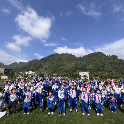 铜仁市第四小学二（10）班“感受春天气息 •享受田野味趣味”，春季研学实践活动