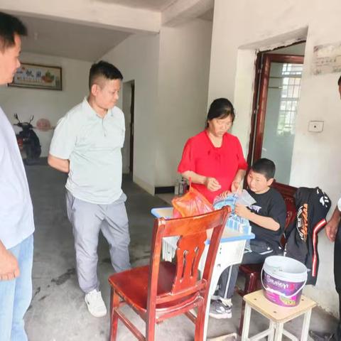 光辉开展六一特殊儿童活动。