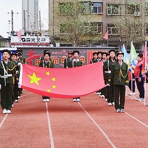 平城区第三十二小学校三五班举行“争做新时代好少年”主题升旗仪式