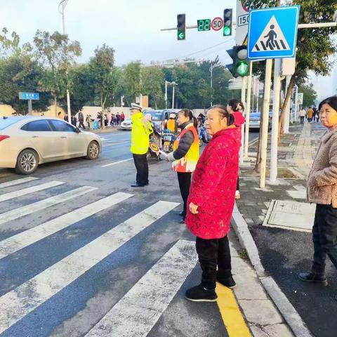 温情护学岗，暖心伴成长。——红云小学 2313 班，家长爱心护卫队