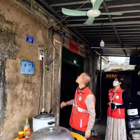 网格员入户开展排查老旧房屋安全隐患以及走访独居老人工作