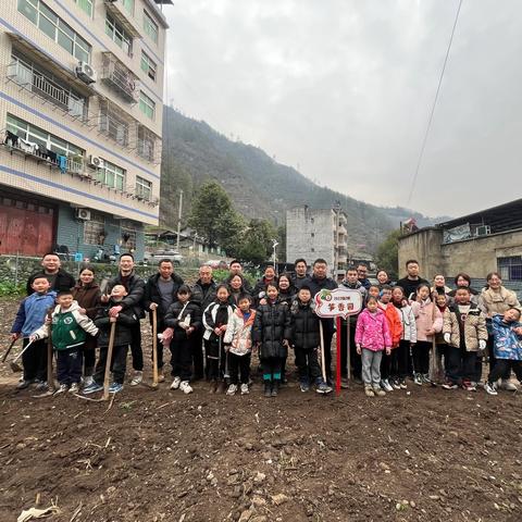 三（2）班劳动实践：破土吧，笋香园！