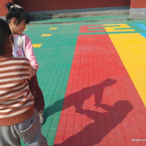 前未寨小学附属幼儿园户外活动——阳光和影子的快乐