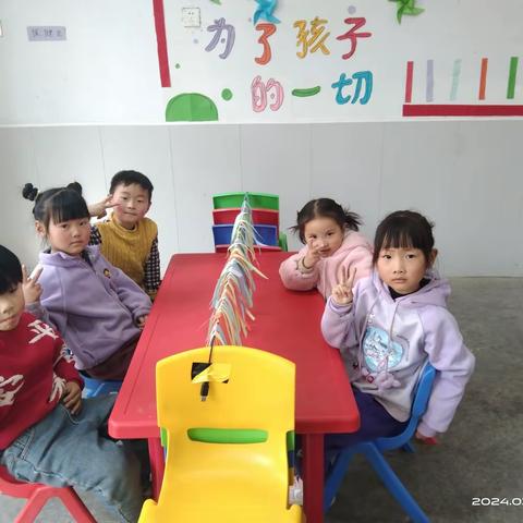 彩色🍜的诱惑《晒面条》——前未寨小学附属幼儿园室内小游戏