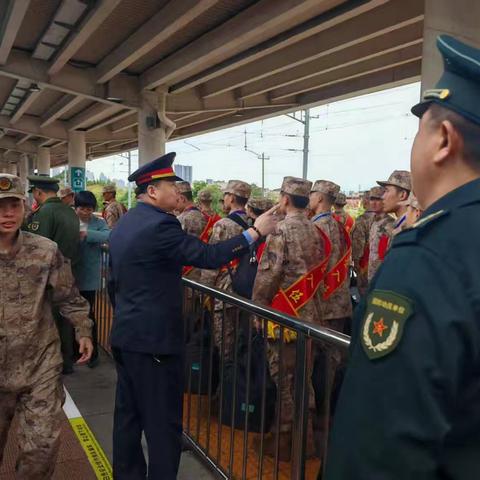 新兵运输显温情