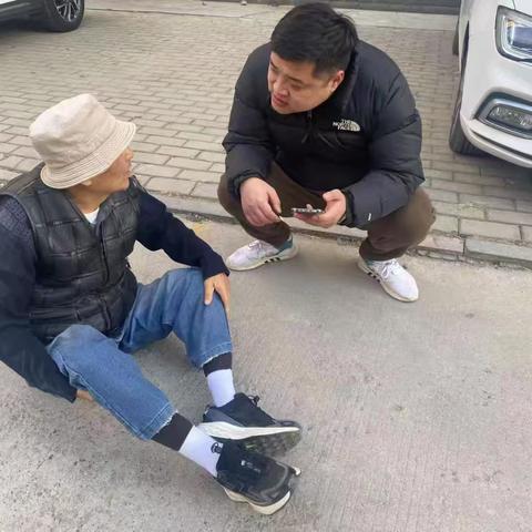 八旬老人意外摔倒 社区暖心救助获赠锦旗