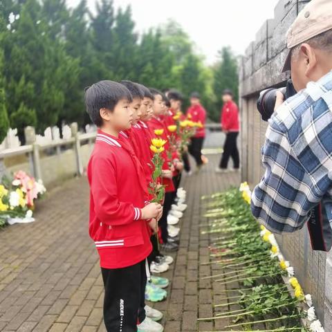 【党建引领】缅怀革命先烈 赓续红色血脉——记甘祖昌红军小学祭英烈活动