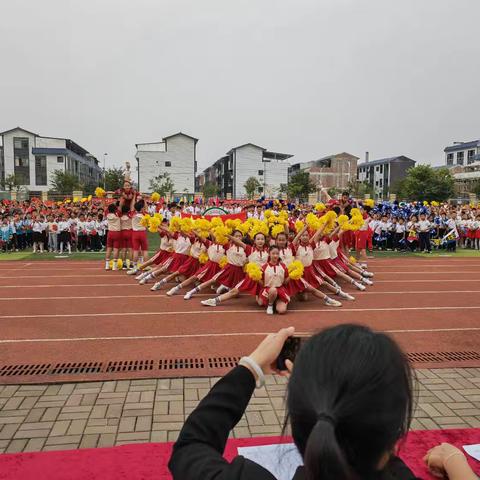 柳城县实验小学总部195班在2024年校园运动会上风采展示