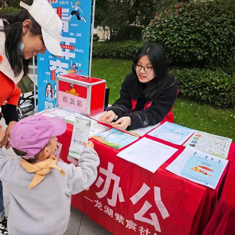 【杜城街道龙湖紫宸社区】九九话重阳，社保暖夕阳——社区移动办公助您“老有所养”