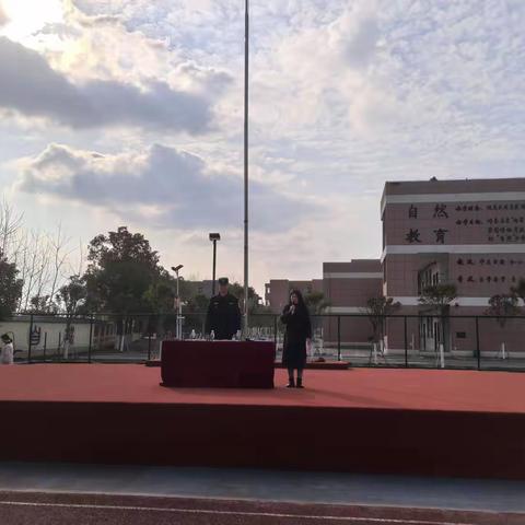 筑牢安全防线 情系万家平安 ——天鹅洲小学开展法治宣讲暨防暴演练系列活动