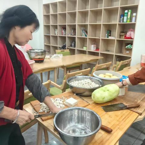 西崔家庄社区养老服务站重阳节暖心活动：长寿哨子面里的敬老情