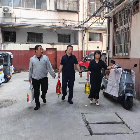 情系老兵暖人心，社区八一慰问显温情