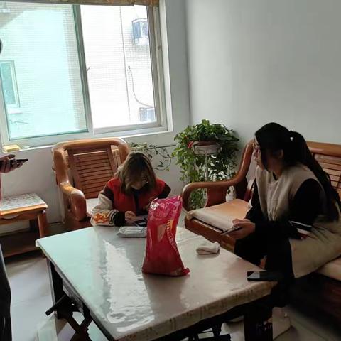 【先锋龙洞】石河岭社区退役军人服务站开展“关爱退役军人，送对联迎新春”活动。