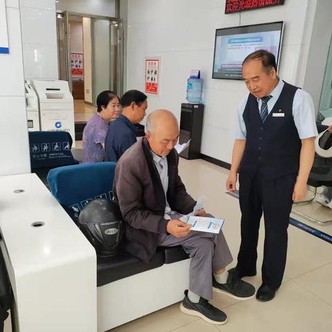 建行天水分行甘谷姚庄支行弘扬张富清精神，开展“民法典宣传月”宣传活动