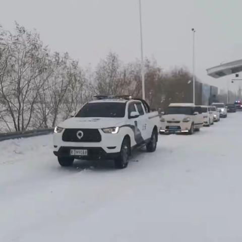 显真情 战冰雪|大雪封路“热线”求助 富锦高速交警警车带道保路畅通