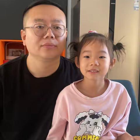 大九班亲子绘本推荐，请欣赏由侯雨馨小朋友和爸爸带来的绘本故事《小种子的旅行》