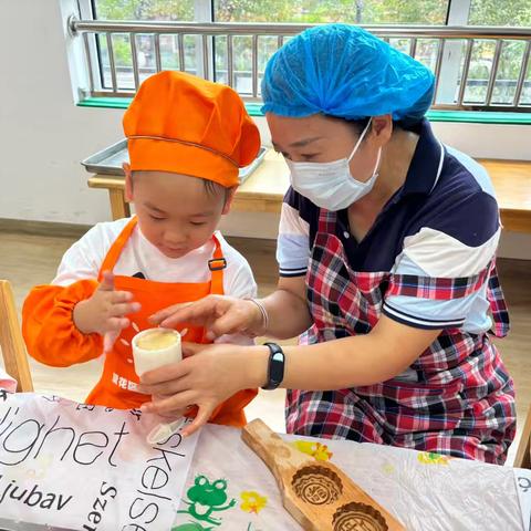月满中秋 饼香童趣——八纬路幼儿园自制月饼活动