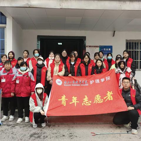 陕西工商职业学院在雷锋月开展校园环境美化活动