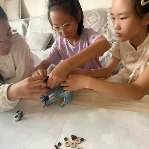 巨化三小五（2）班小小科学家~探秘科考机器人