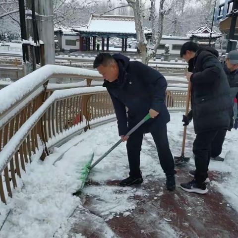 以雪为令 责任在肩——市市政园林养护中心全力做好清雪除冰工作